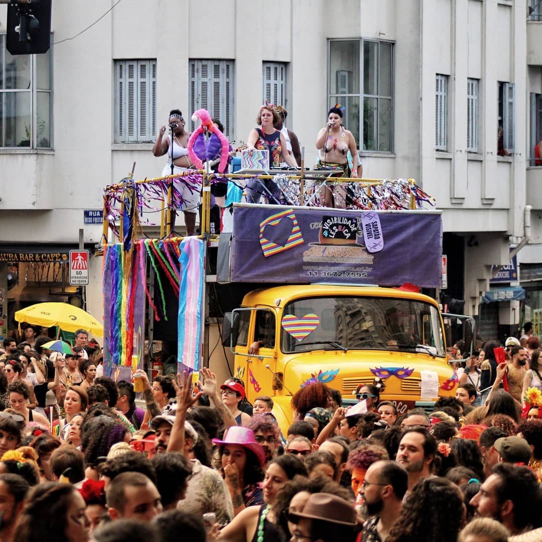 Bloco Siriricando, no carnaval de 2019, reunindo diversos foliões na região do Arouche. Fonte: Bloco Siriricando, reprodução Instagram.
